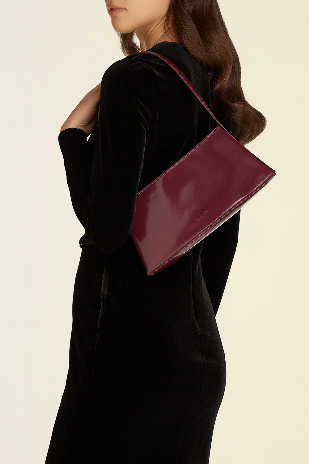 תמונת כל הלוק של תיק כתף